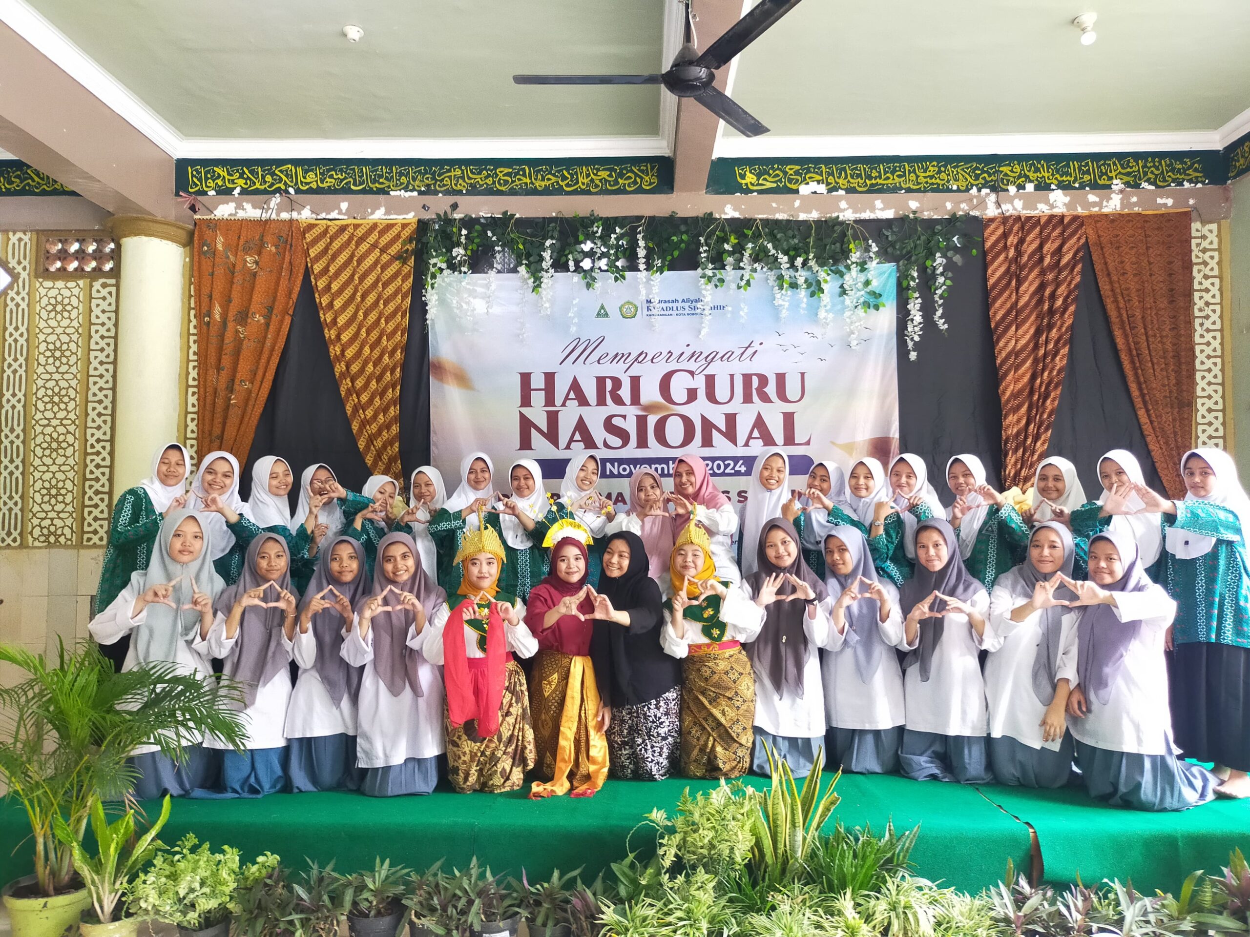 Madrasah Aliyah Riyadlus Sholihin Ketapang Kademangan Kota Probolinggo Peringati Hari Guru Nasional 2024 dengan Pesona Seni Budaya